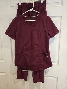 Scrubstar Small Women's Set in Burgundy